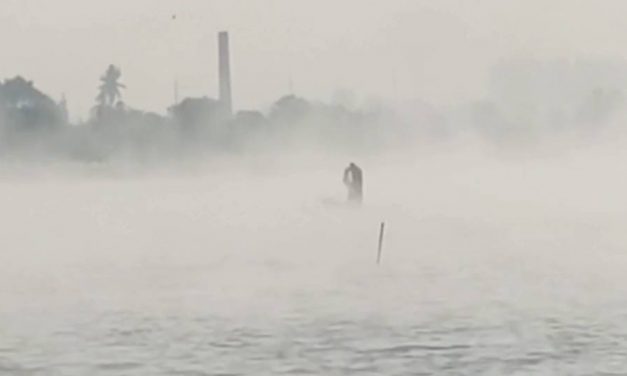 พะเยา บอกเลยต้องมา!หมอกหนาหนัก วิวเช้านี้งามจนคิดว่าอยู่ปางอุ๋งเต็ม ๆ ชาวประมงพายเรือฝ่าหมอกสุดคลาสสิก