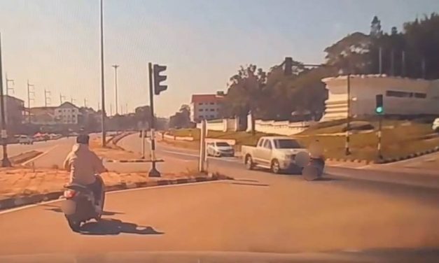 พะเยา กระบะฝ่าไฟแดงเสย จยย. กลางแยกหน้า ม.พะเยา