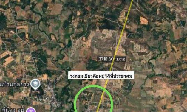 ชัยภูมิ ชาวบ้านผู้สนับสนุนสร้างฟาร์มหมู่ยื่นหนังและให้กำลังใจนายกฯ.ในการเดินหน้าสร้างฟาร์มในพื้นที่