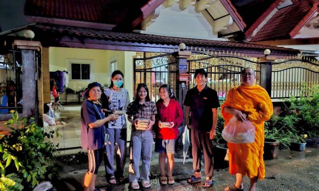 ปทุมธานี วัดพระธรรมกายเร่งแพ็คถุงยังชีพ 3,000 ชุด ส่งช่วยผู้ประสบภัยน้ำท่วมภาคใต้