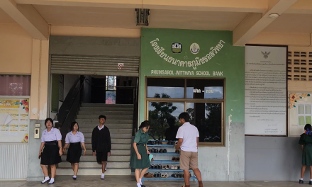 ศรีสะเกษ รร.ชายแดนเปิดเรียนตามปกติ แม้ชายแดนไทย–กัมพูชาตึงเครียด ขณะที่ ผอ.ยันซักซ้อมแผนอพยพเข้ม พร้อมบังเกอร์ 18 แห่งรับมือเหตุฉุกเฉิน