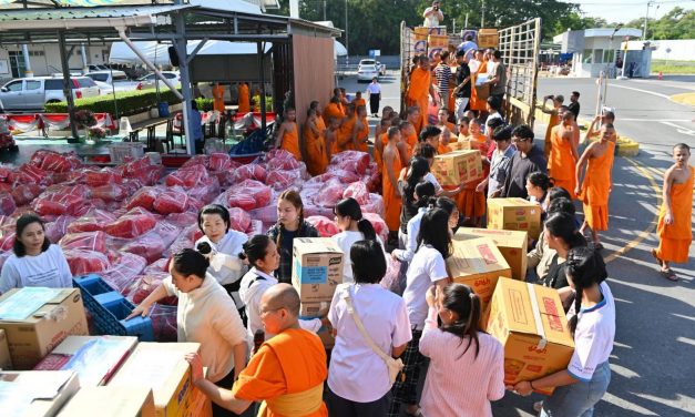 ปทุมธานี วัดพระธรรมกายผนึกพลังเยาวชน ม.อ. ปล่อยคาราวานถุงยังชีพ 3,000 ชุด กว่า 15 ตัน ช่วยวิกฤตน้ำท่วม 6 จังหวัดใต้