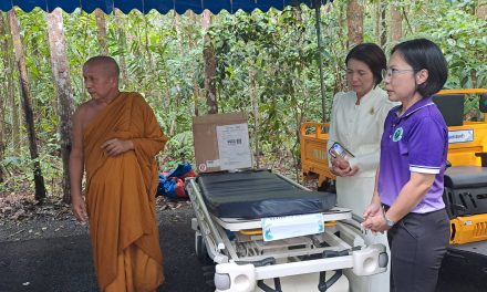 พังงา พุทธศาสนิกชน แห่ร่วมงานทอดกฐินสามัคคีวัดเขาม่วง มอบคอมพิวเตอร์ให้โรงเรียนบนเกาะพระทอง และอุปกรณ์ทางการแพทย์ให้โรงพยาบาล