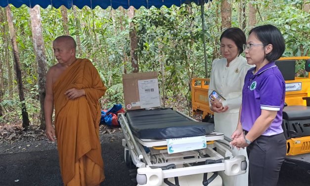 พังงา พุทธศาสนิกชน แห่ร่วมงานทอดกฐินสามัคคีวัดเขาม่วง มอบคอมพิวเตอร์ให้โรงเรียนบนเกาะพระทอง และอุปกรณ์ทางการแพทย์ให้โรงพยาบาล