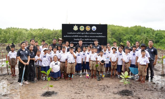 ผู้ว่าพังงา นำพสกนิกรแปรขบวนเป็นรูปหัวใจ สืบสานปณิธาน “แม่ของแผ่นดิน” ปลูกป่าชายเลนพลิกฟื้นระบบนิเวศ ถวายเป็นพระราชกุศล