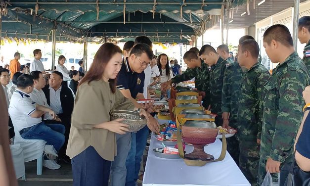 ศรีสะเกษ   เจ้าของ ปตท.บ้านผือ ทำบุญครบ 100 วัน อุทิศส่วนกุศลผู้เสียชีวิตจากเหตุจรวดตก สร้างขวัญกำลังใจ เปิดร้านเซเว่นฯ ให้บริการอีกครั้ง