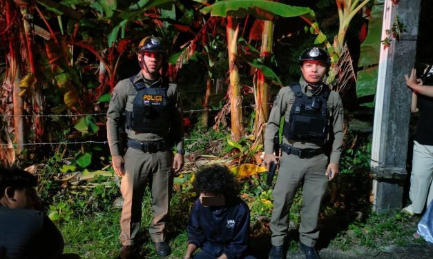 พังงา-รวบคาถนน! ตำรวจเมืองพังงาจับหนุ่ม ซุกปืนไทยประดิษฐ์–กระสุนลูกซอง คาเอว