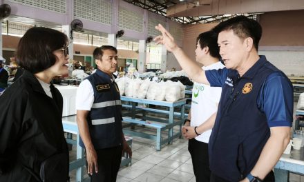 ผู้ว่าราชการจังหวัดพังงา ลงพื้นที่นำ “ทีมครัวพังงา” เร่งจัดทำอาหารกล่องช่วยเหลือผู้ประสบมหาอุทกภัยในพื้นที่อำเภอหาดใหญ่                            