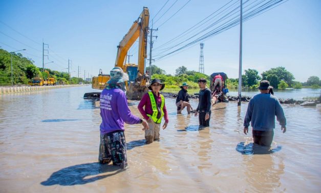 อ่างทอง สถานการณ์น้ำท่วมล่าสุดอำเภอป่าโมกทางหลวง33ยังปิดการจราจรเหตุยังมีน้ำท่วมขัง  ส่วนตำบลโผงเผงน้ำเริ่มลดชาวบ้านยังอาศัยเรือเข้าออก