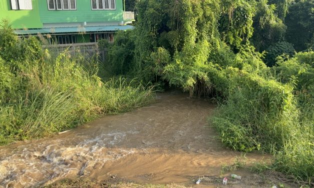 อ่างทอง ระทึกแต่เช้าน้ำเจ้าพระยาไหลทะลุลอดใต้ถนนไหลทะลักเข้าหมู่บ้าน  หมู่ที่ 6  รอยต่อ  หมู่ที่ 1  ตำบลจระเข้ร้อง  อำเภอไชโย 