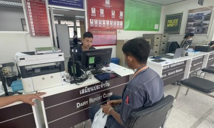 อ่างทอง เตือนภัยนักตกปลาเหวี่ยงเบ็ดพลาดทำสายเอ็นเกี่ยวบาดคอนักศึกษาวัย17ปีได้รับบาดเจ็บ 