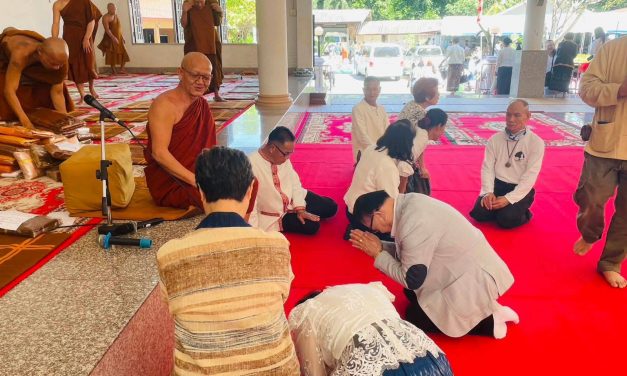 สกลนคร ดร.นิยม ร่วมบุญกฐินพระสายป่าธรรมยุตวัดป่าวิริยะพล อ.เต่างอย พร้อมให้ภรรยาร่วมงานวัดยอดลำธารอำเภอโพนนาแก้ว ปิดท้าย 2 กฐินของปีอิ่มบุญกันถ้วนหน้า