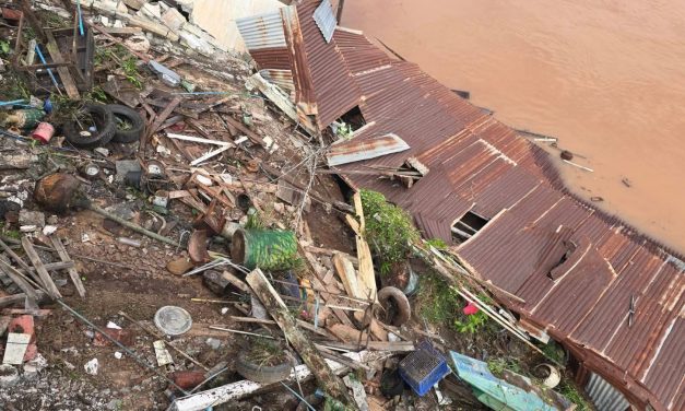 จ.อุตรดิตถ์ เกิดตลิ่งทรุดริมแม่น้ำน่าน อ.พิชัย บ้านเสียหาย 6 หลัง ไม่มีรายงานผู้บาดเจ็บ