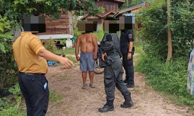 น่าน ระทึก! หน่วยปฏิบัติการพิเศษล้อมจับชายถือปืนโบกรถริมถนน ก่อนพบเป็นปืนปลอม