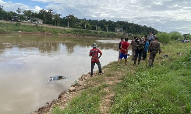 น่าน หนุ่มใหญ่ขับกระบะพุ่งตกน้ำใต้สะพานบ้านหัวเวียงเหนือ กู้ภัยเร่งนำส่ง รพ.น่าน