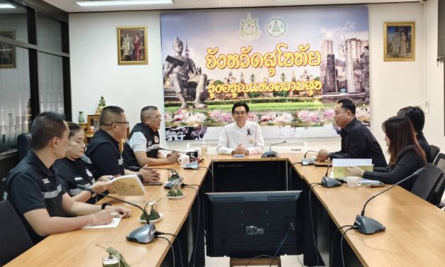 กอ.รมน.จังหวัดสุโขทัย บูรณาการความร่วมมือ สำนักงานทรัพยากรธรรมชาติและสิ่งแวดล้อมจังหวัดสุโขทัย ขับเคลื่อนแผนการรับมือไฟป่า หมอกควัน และฝุ่นละอองขนาด