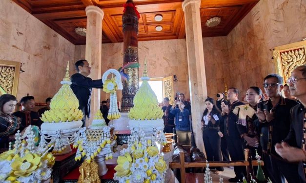 ศรีสะเกษ ปรางค์กู่คึกทั้งเมือง นางรำ 800 คน ร่ายรำถวายอาลัย ฉลองวันสถาปนาอำเภอ สุดอัศจรรย์ตำนานอาทิตย์ทรงกรด 4 ครั้ง