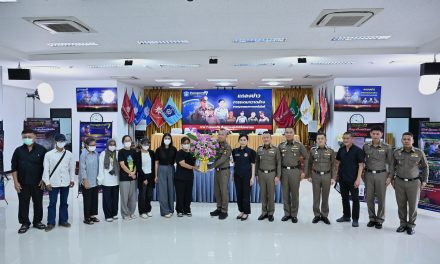 ผบช.ภ7 นำทีมบิ๊ก ตร.ภ.7 ผู้ว่าฯนครปฐม แถลงผลการจับกุมครือข่ายสแกมเมอร์ ทุนเทาและบัญชีม้า    