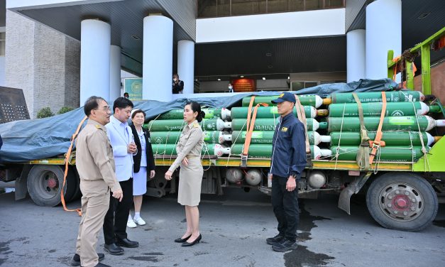 ผู้ว่าฯ นครปฐม รับมอบถังออกซิเจน ส่งช่วยผู้ป่วย วิกฤติ พื้นที่สงขลา เร่งด่วน