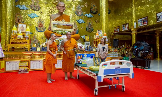 หลวงพี่น้ำฝน ส่งความห่วงใย มอบเตียงผู้ป่วย คุณยายบุนนาค วัย 91 ปี ถึงบ้านในจังหวัดตาก