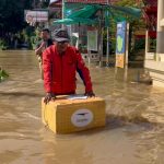 นนทบุรี แห่ชื่นชม บุรุษไปรษณีย์วัย 59 ปี ใจสู้เดินลุยน้ำส่งจม.บนเกาะเกร็ดแม้โทรศัพท์จมน้ำหายไปแล้ว 3 เครื่อง