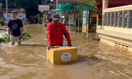 นนทบุรี แห่ชื่นชม บุรุษไปรษณีย์วัย 59 ปี ใจสู้เดินลุยน้ำส่งจม.บนเกาะเกร็ดแม้โทรศัพท์จมน้ำหายไปแล้ว 3 เครื่อง