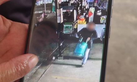 นนทบุรี  แม่ค้าหมูปิ้งหมดหนทาง หลังถูกขโมยถังแก๊ส ไร้เงิน เพื่อนสงสารรวมเงินซื้อให้