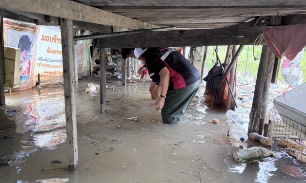 นนทบุรี​ พม. จังหวัดนนท์มอบถุงยังชีพชาวบ้านในเกาะเกร็ดที่ได้รับผลกระทบจากน้ำท่วม