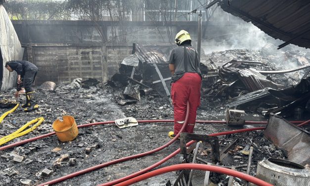 นนทบุรี ระทึก! คนงานตัดเหล็กเกิดประกายไฟ ลุกลามไหม้ร้านรับซื้อของเก่า ควันดำพวยพุ่งเต็มฟ้า โชคดีไม่มีผู้บาดเจ็บ