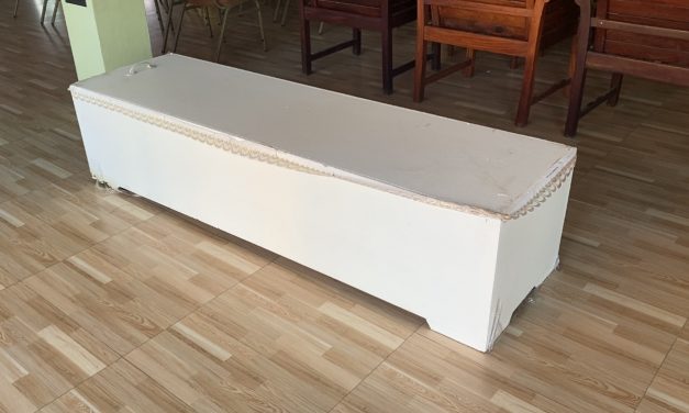 นนทบุรี ตายแล้วฟื้น! ญาตินำร่างคุณยายวัย 65 ปี ใส่โลงศพขึ้นรถจากตจว. หวังเผาฟรีวัดดัง ยายเคาะโลงเรียก-จนท.เร่งส่งรพ.