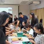 สนง.ศึกษาธิการ จ.พิจิตร จัดกิจกรรมจัดทำริบบิ้นดำและแจกจ่ายให้แก่ ปชช.ในพื้นที่