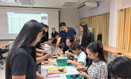 สนง.ศึกษาธิการ จ.พิจิตร จัดกิจกรรมจัดทำริบบิ้นดำและแจกจ่ายให้แก่ ปชช.ในพื้นที่