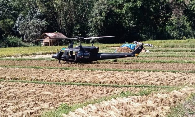 ฮ.ฉก.แม่ฮ่องสอนร่อนลงฉุกเฉินกลางทุ่งนาหลังมีสัญญาณเตือน