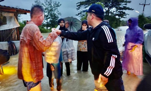 ยะลา – เลขาฯ ศอ.บต. ลุยน้ำท่วมหนุนครัวกลางตำรวจภูธรยะลา เร่งช่วยผู้ประสบภัย