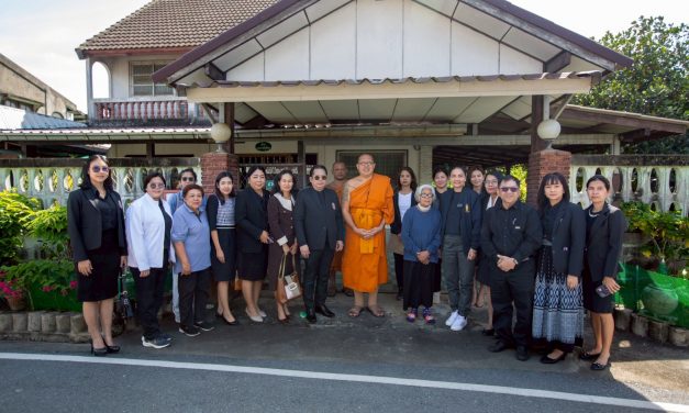 นครปฐม หลวงพี่น้ำฝน นำ ผอ.สพป.นครปฐม เขต 1 พร้อมคณะผอ.โรงเรียน- อสม. มอบเงินช่วยเหลือ ครูชุลีพร อดีตอาจารย์โรงเรียนดัง ชีวิตพลิกผันในวัยชรา