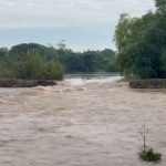 อ่างทอง ชาวบ้านหมู่1- 9 ป่าโมกอ่วม น้ำไหลทะลักเข้าหมู่บ้านกลางดึกหลังคันดินกั้นน้ำเจ้าพระยาแตก  เบื้องต้นได้รับผลกระทบกว่า 100 หลังคาเรือน และกำลังขยายวงกว้าง 