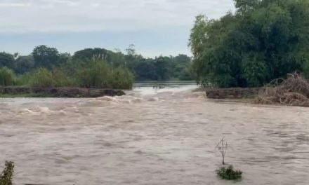 อ่างทอง ชาวบ้านหมู่1- 9 ป่าโมกอ่วม น้ำไหลทะลักเข้าหมู่บ้านกลางดึกหลังคันดินกั้นน้ำเจ้าพระยาแตก  เบื้องต้นได้รับผลกระทบกว่า 100 หลังคาเรือน และกำลังขยายวงกว้าง 