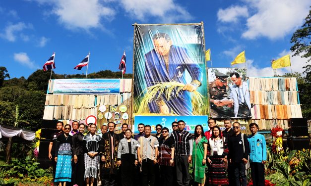 รองอธิบดีกรมพัฒนาสังคมและสวัสดิการ มอบถุงยังชีพให้กับราษฎรกลุ่มเปราะบาง บ้านแม่เหาะ พร้อมเปิดงานหนาวนี้ที่แม่เหาะ ต.แม่เหาะ อ.แม่สะเรียง จ.แม่ฮ่องสอน