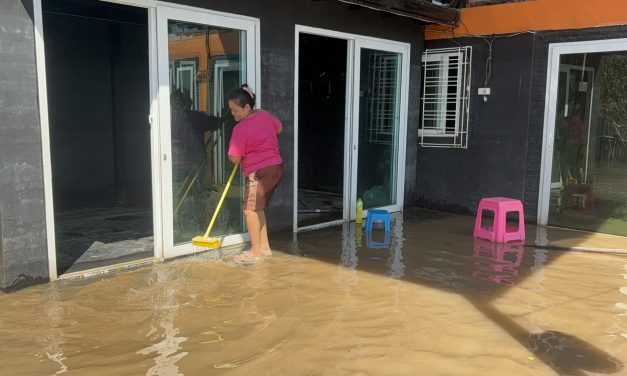 อ่างทอง ชาวบ้านโผงเผงเร่งล้างทำความสะอาดบ้านหลังน้ำลดครวญน้ำประปาไม่มีใช้วอนหน่วยงานเร่งซ่อมใช้ชีวิตแสนลำบากขาดน้ำใช้ 