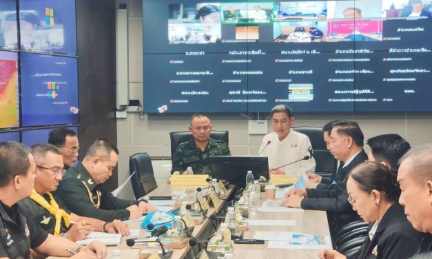 เชียงใหม่ แม่ทัพน้อยที่ 3 พร้อมผู้ว่าราชการจังหวัดเชียงใหม่ ประชุมติดตามสถานการณ์ไฟป่า หมอกควัน และฝุ่นละออง