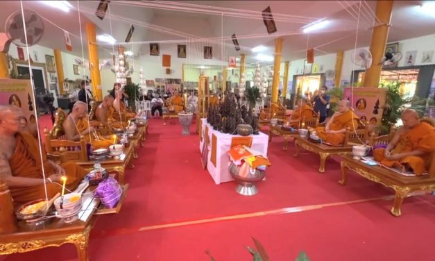 อยุธยา วัดป้อมรามัญ วัดชื่อดังเมืองกรุงเก่า แจกเครื่องใช้ไฟฟ้าให้ชาวบ้านเดินทางร่วมพิธีพุทธาภิเษก ท้าวเวสสุวรรณ นิมนต์เกจิชื่อดังระดับประเทศร่วมปลุกเสก