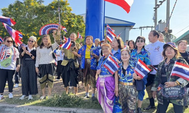 ป้าอยุธยา นำกลุ่มปกป้องสถาบัน จากหลายจังหวัดถือ ธงชาติ มีดดาบ เตรียมเข้าให้กำลังใจนายก อนุทิน ที่ปกป้องชาติ 