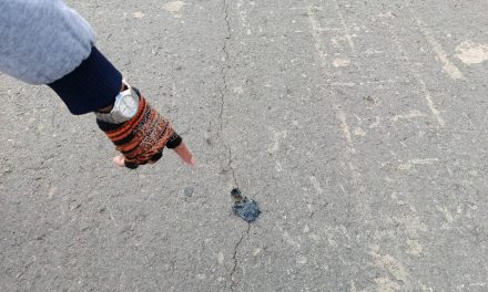 พะเยา พบวัตถุต้องสงสัยตกกลางถนน รถเหยียบปุ๊บเสียงดังสนั่น โชคดีไม่มีเจ็บ