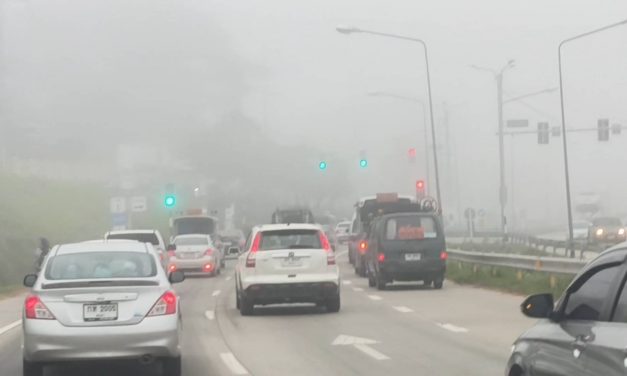 พะเยา หมอกหนาทึบ! อุณหภูมิลดฮวบ 12–16 องค์ศา ถนนขาวโพลน–รถต้องเปิดไฟหน้า วิสัยทัศน์เหลือแค่ 10–20 เมตร