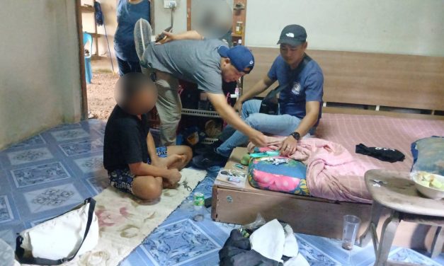 พะเยา ตร.บุกจับแก๊งค้ายาบ้ารายย่อย ยึดของกลาง รวบผู้ต้องหา หลังล่อซื้อคาบ้านพัก