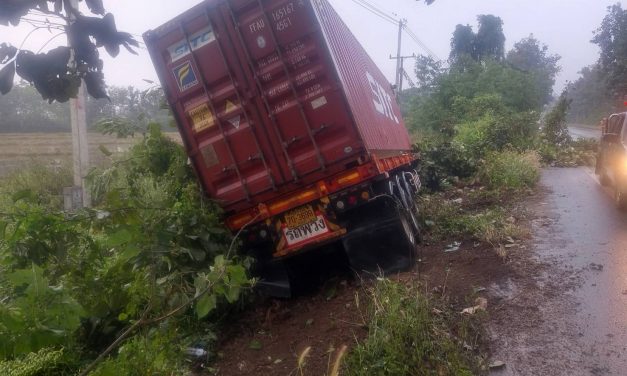 พะเยา ฝนตกถนนลื่น! เทเลอร์เสียหลักพุ่งตกข้างทาง