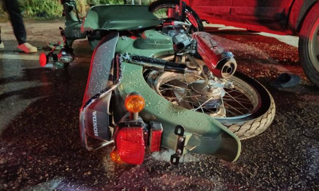 พะเยา สลด! จยย.หิ้วน้ำมันกลับบ้าน ถูกกระบะเลี้ยวตัดหน้า ชนสนั่น