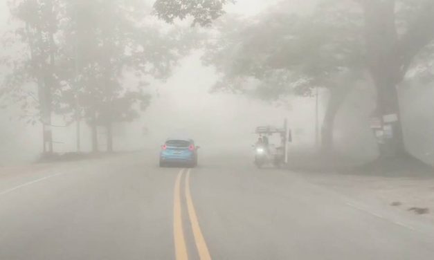 พะเยา หมอกคุมเมือง! ปกคลุมทั่วพื้นที่ ทัศนวิสัยเหลือ 10–20 เมตรผู้ใช้รถต้องเปิดไฟหน้า