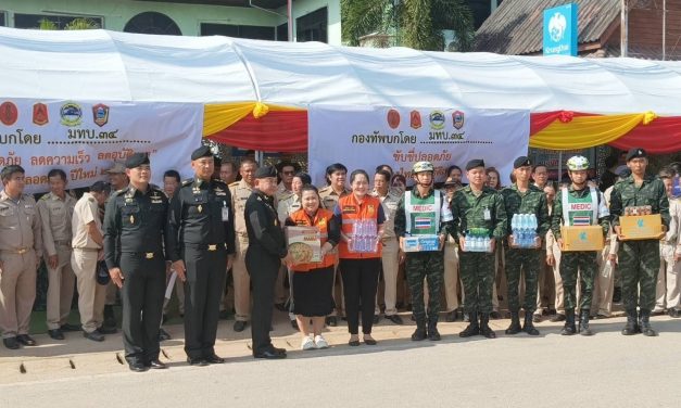 พะเยา ผบ.มทบ.34 ห่วงใยประชาชนช่วงส่งท้ายปีเก่าต้อนรับปีใหม่ ตั้งจุดบริการประชาชน–มอบลูกอมสร้างรอยยิ้มผู้เดินทาง