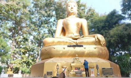 พะเยา โค้งสุดท้ายสิ้นปีจุดประทัดแก้บน 1,000 นัดพระพุทธมเหศักดิ์ลุ้นโชค